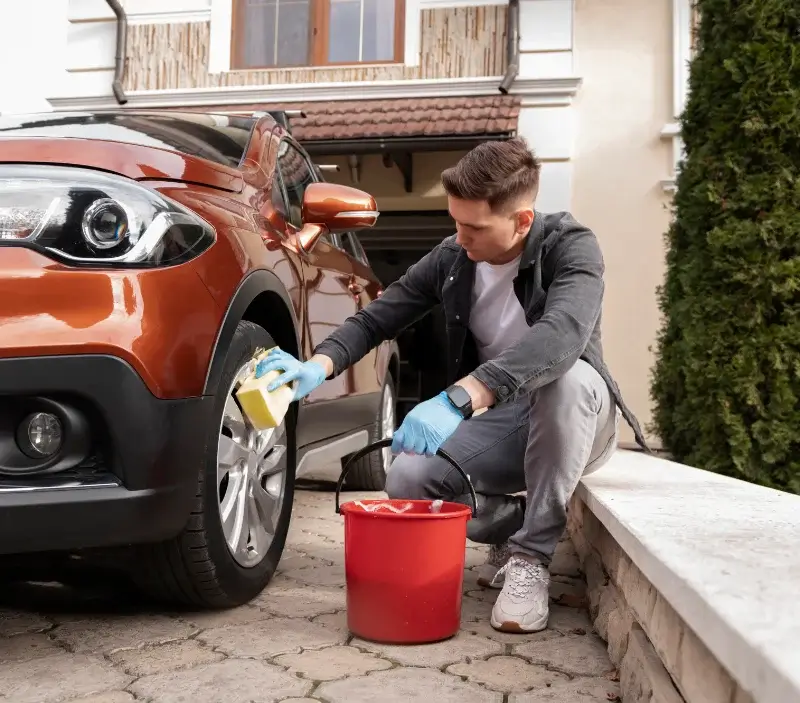 Lavage auto à domicile Cauro : professionnel intervenant sur un véhicule